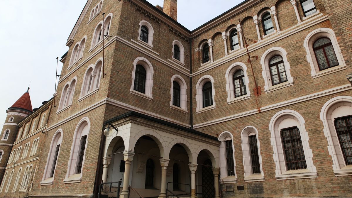 Pošta po letech pokusů prodala klášter na Smíchově